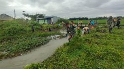 TNI Lakukan Bersih Sungai Banger, Antisipasi Banjir