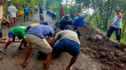 Jalan Desa Gembyang – Desa Mejagong Tertutup Material Longsor
