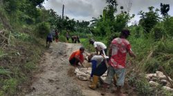 9 Tahun Rusak, Warga Kebandungan–Pengarasan Akhirnya Perbaiki Jalan Sendiri