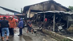 Belasan Kios Pasar Loak di Terminal Adiwerna Hangus Terbakar