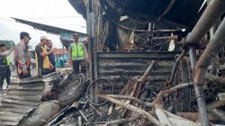 Petugas Damkar Terkendala Suplai Air, 17 Lapak Pasar Loak Terminal Adiwerna Ludes Terbakar