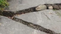 Jalan Sokasari Tegal Retak Parah, Akses Kendaraan Ditutup