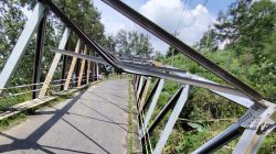 Jembatan Mendelem Anjlog dan Miring 