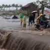 Banjir Luapan Sungai Keruh Rendam Jalan Utama Adisana