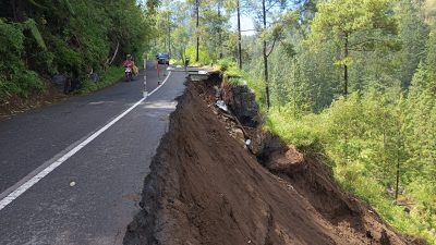 Jalur Sirampog–Bumijawa Longsor, Kendaraan Melintas Bergantian